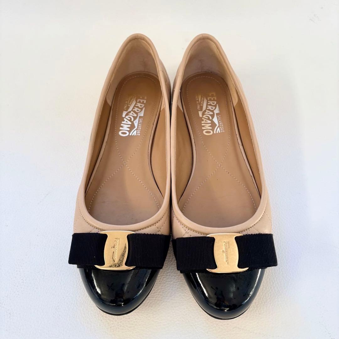 ももサルヴァトーレフェラガモ ヴァリナ キルティングフラットシューズ