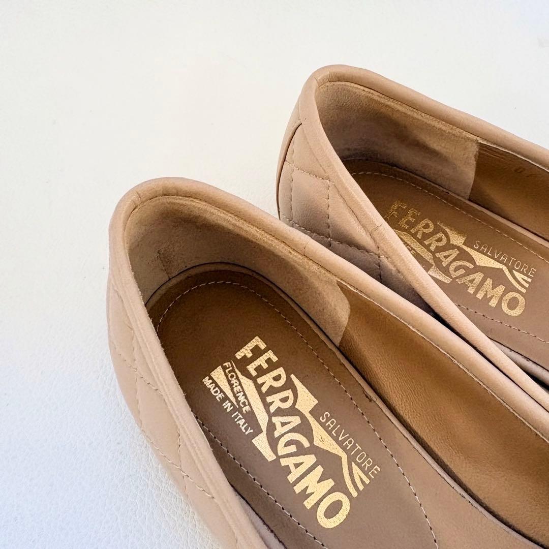 ももサルヴァトーレフェラガモ ヴァリナ キルティングフラットシューズ