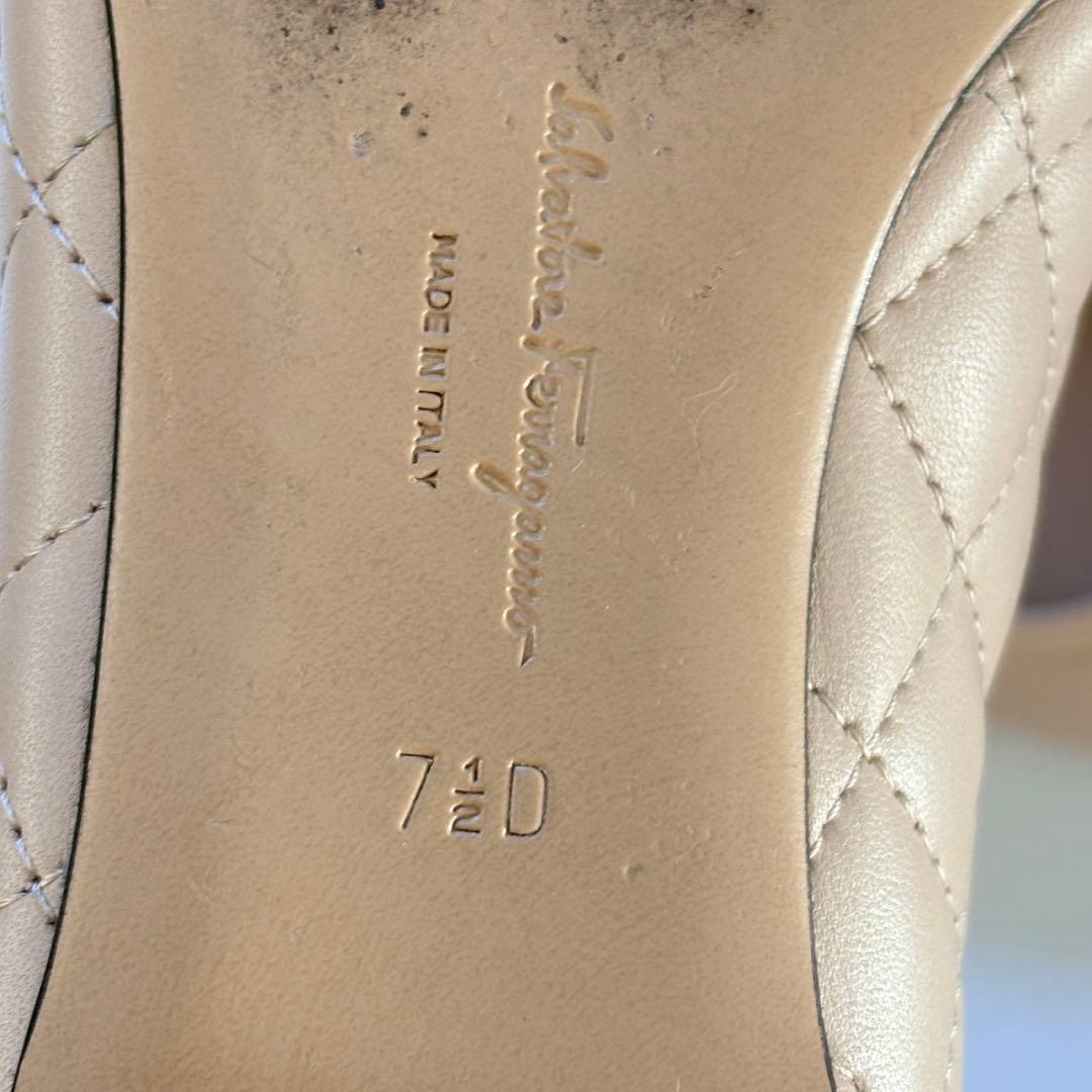 ももサルヴァトーレフェラガモ ヴァリナ キルティングフラットシューズ