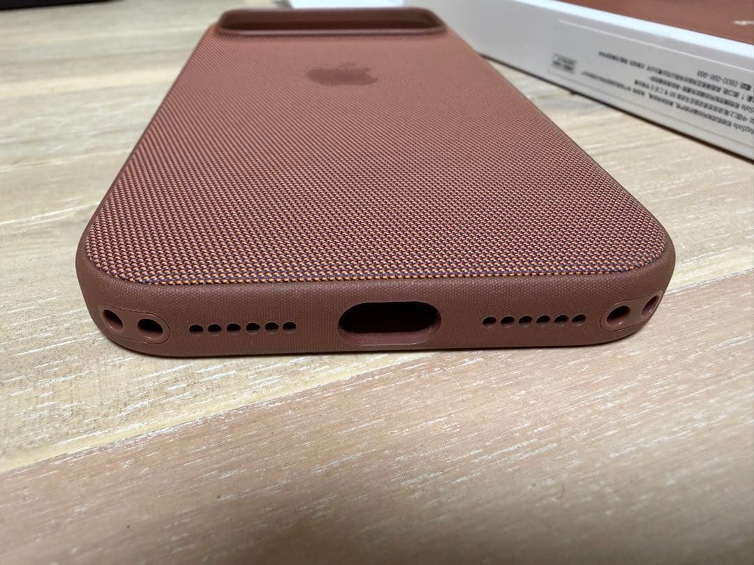 iPhone 17 Pro用のテックウーブンケース シエナ