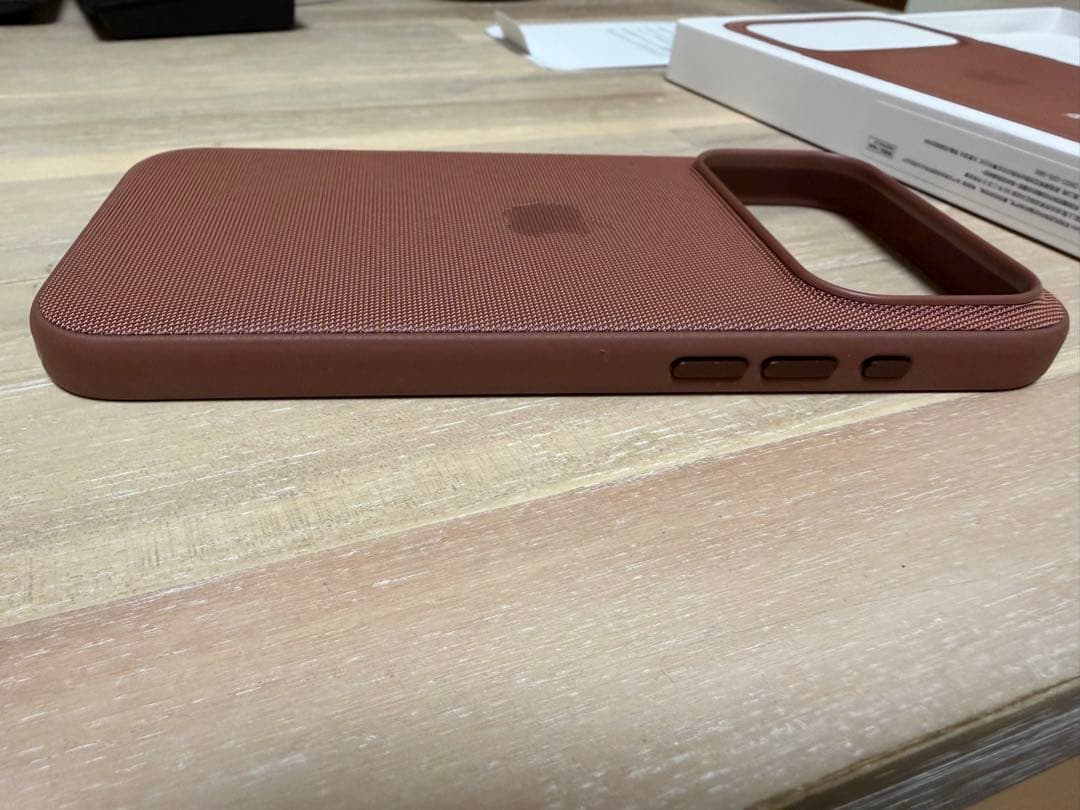 iPhone 17 Pro用のテックウーブンケース シエナ