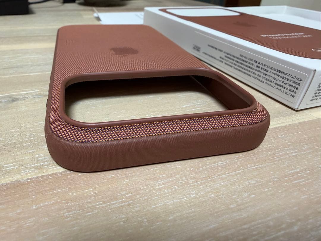 iPhone 17 Pro用のテックウーブンケース シエナ