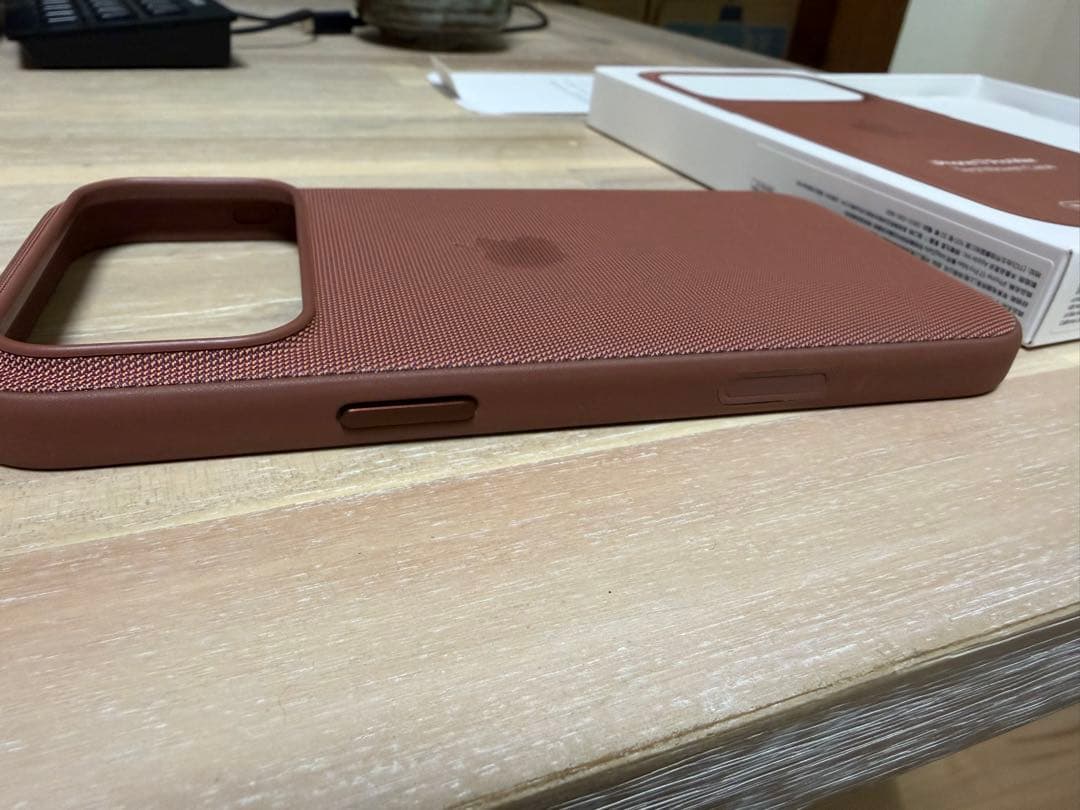 iPhone 17 Pro用のテックウーブンケース シエナ