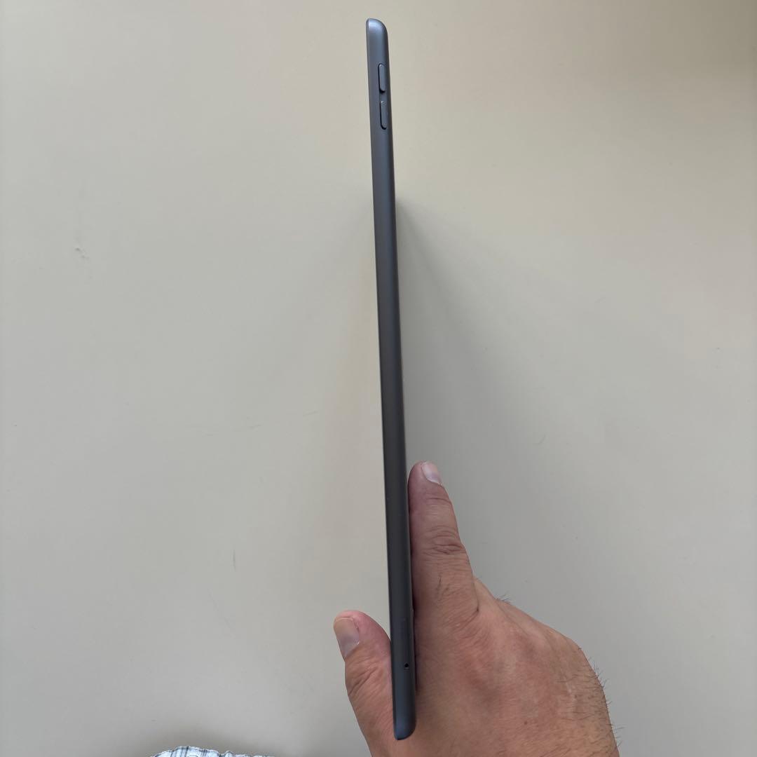 Apple iPad 本体 第8世代　A2429 スペースグレー