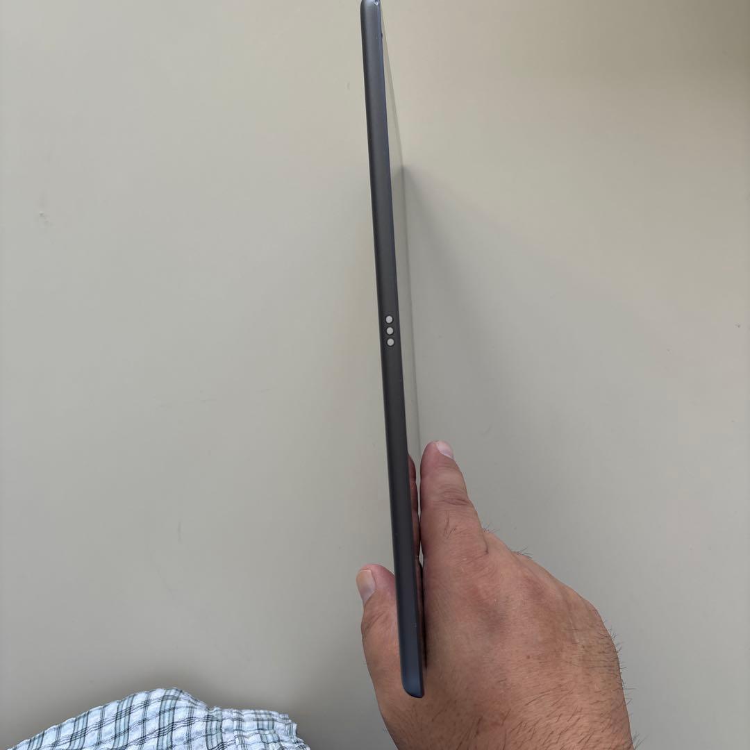 Apple iPad 本体 第8世代　A2429 スペースグレー