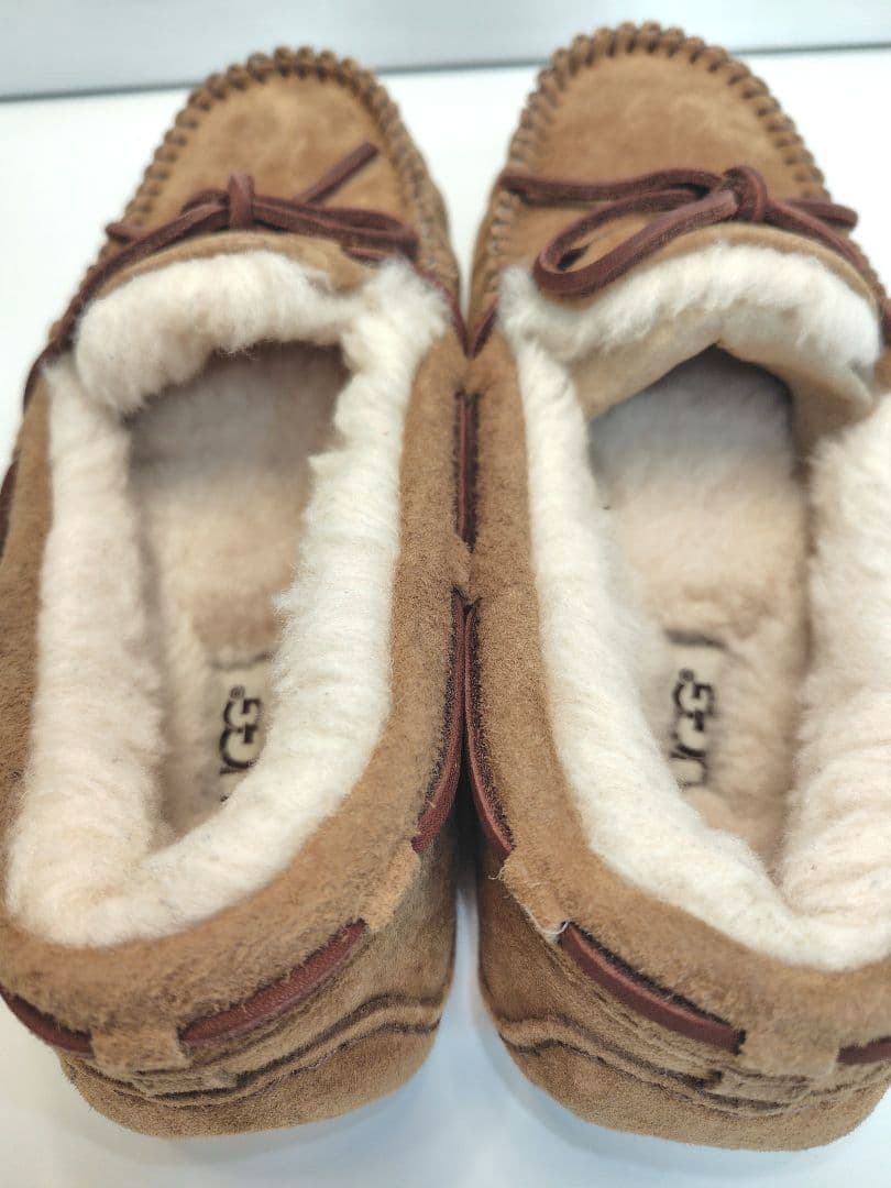 美品　UGG アグ　ウィメンズ　ダコタ　モカシン　23cm