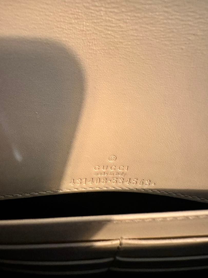 GUCCI ホワイトレザー チェーンウォレット