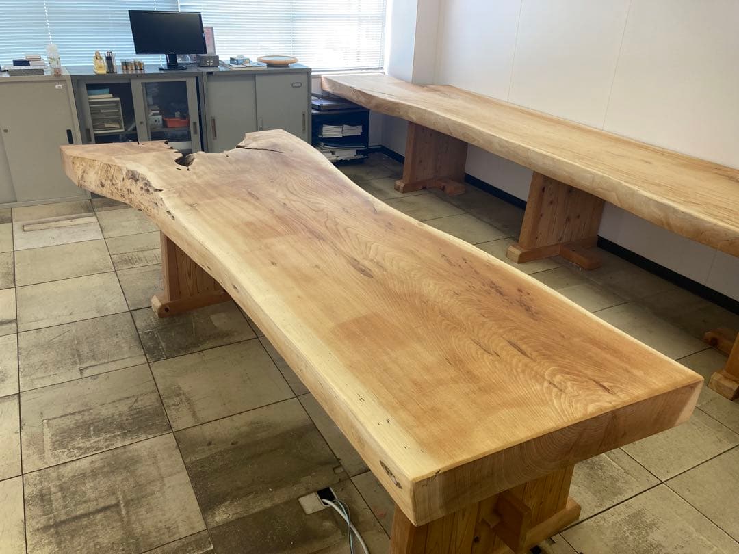ケヤキ無垢材のテーブル