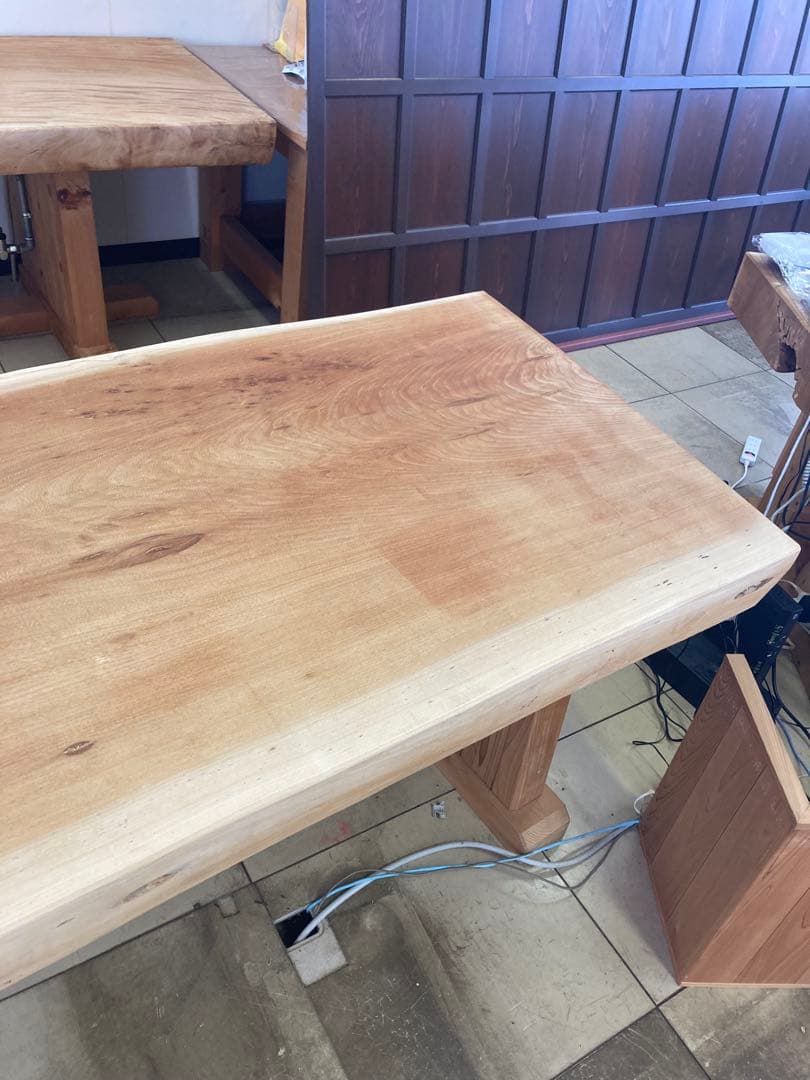 ケヤキ無垢材のテーブル