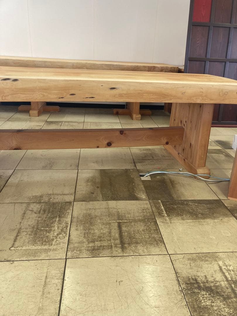 ケヤキ無垢材のテーブル