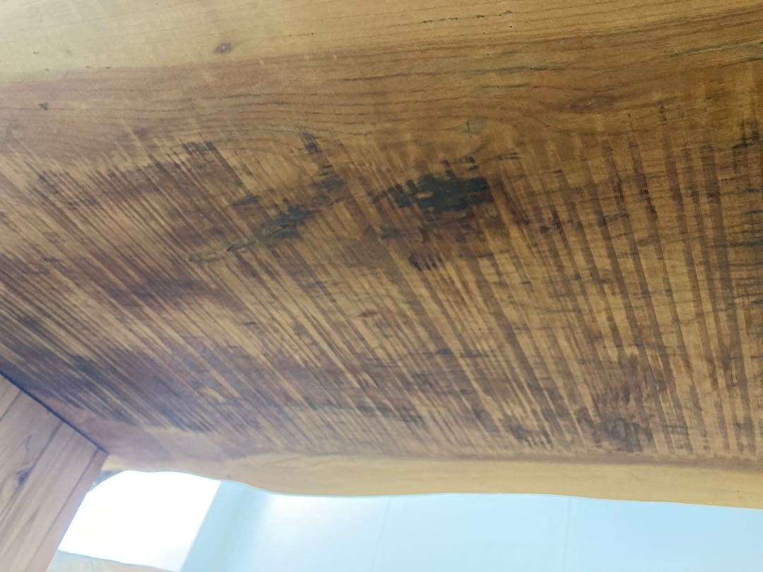 ケヤキ無垢材のテーブル