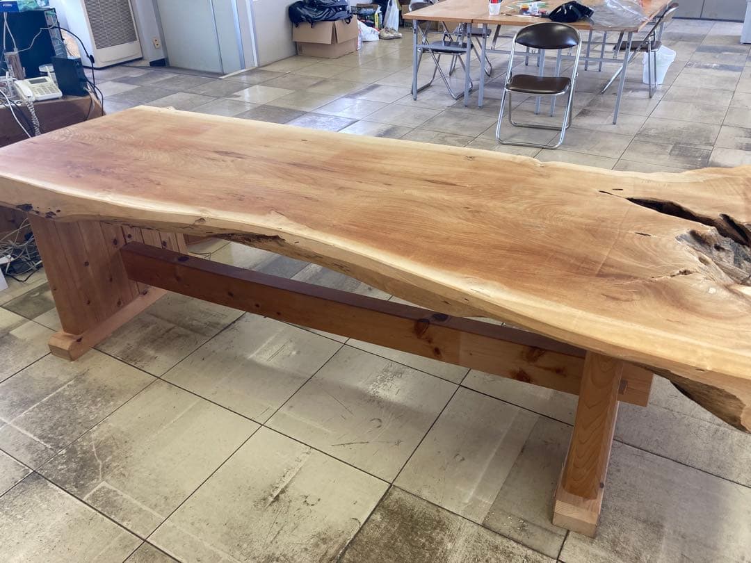 ケヤキ無垢材のテーブル