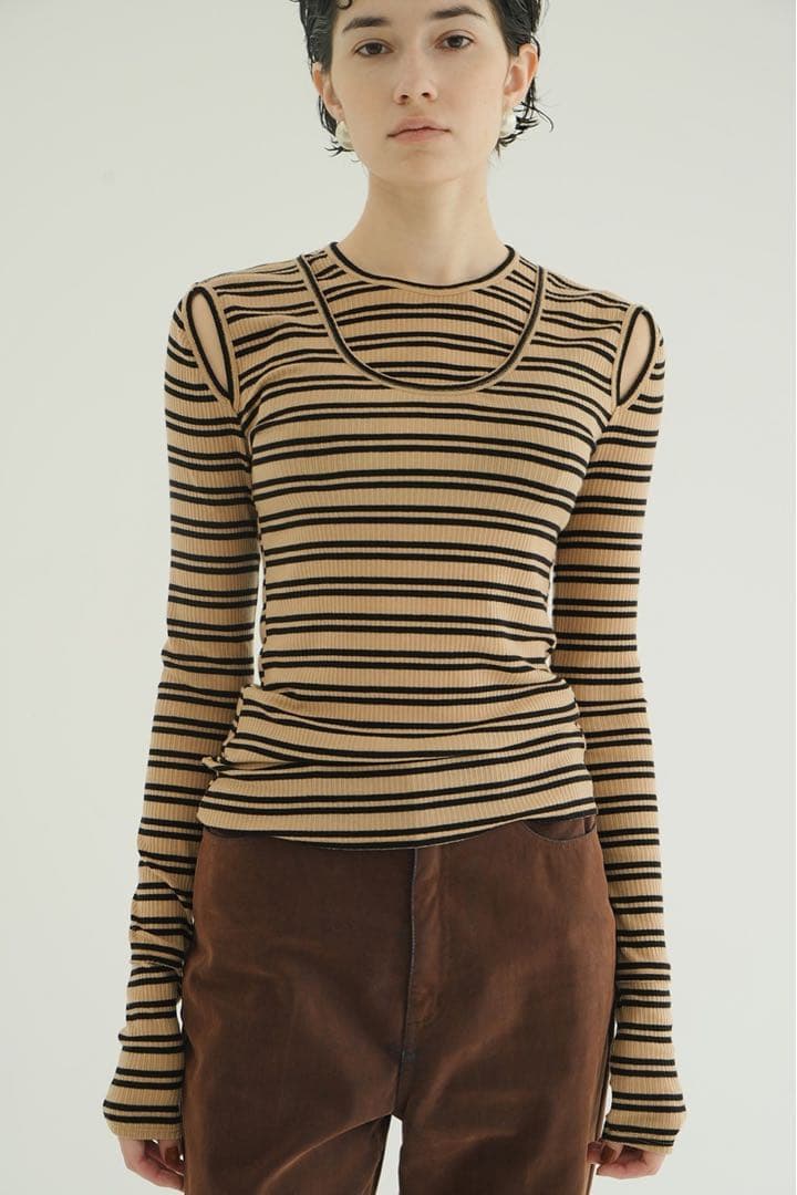 CLANE クラネ　LAYERED SHOULDER CUT TOPS