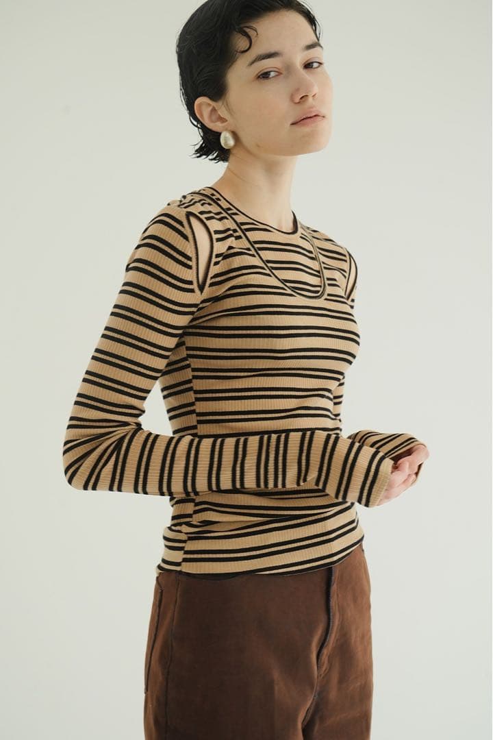 CLANE クラネ　LAYERED SHOULDER CUT TOPS