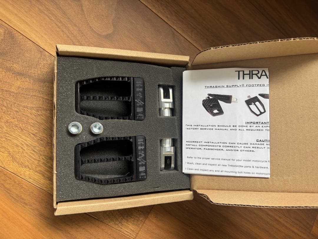 スラッシンサプライ　フットペグ　ハーレー　fxlrst などに