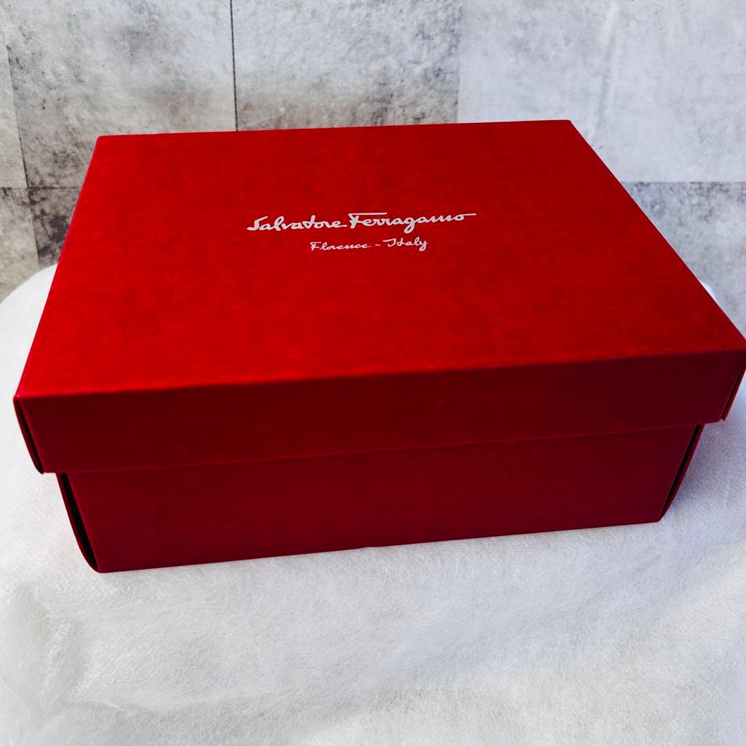 早いもの勝ち！箱付☆フェラガモ ブラック ビジュー ラインストーン カチューシャ