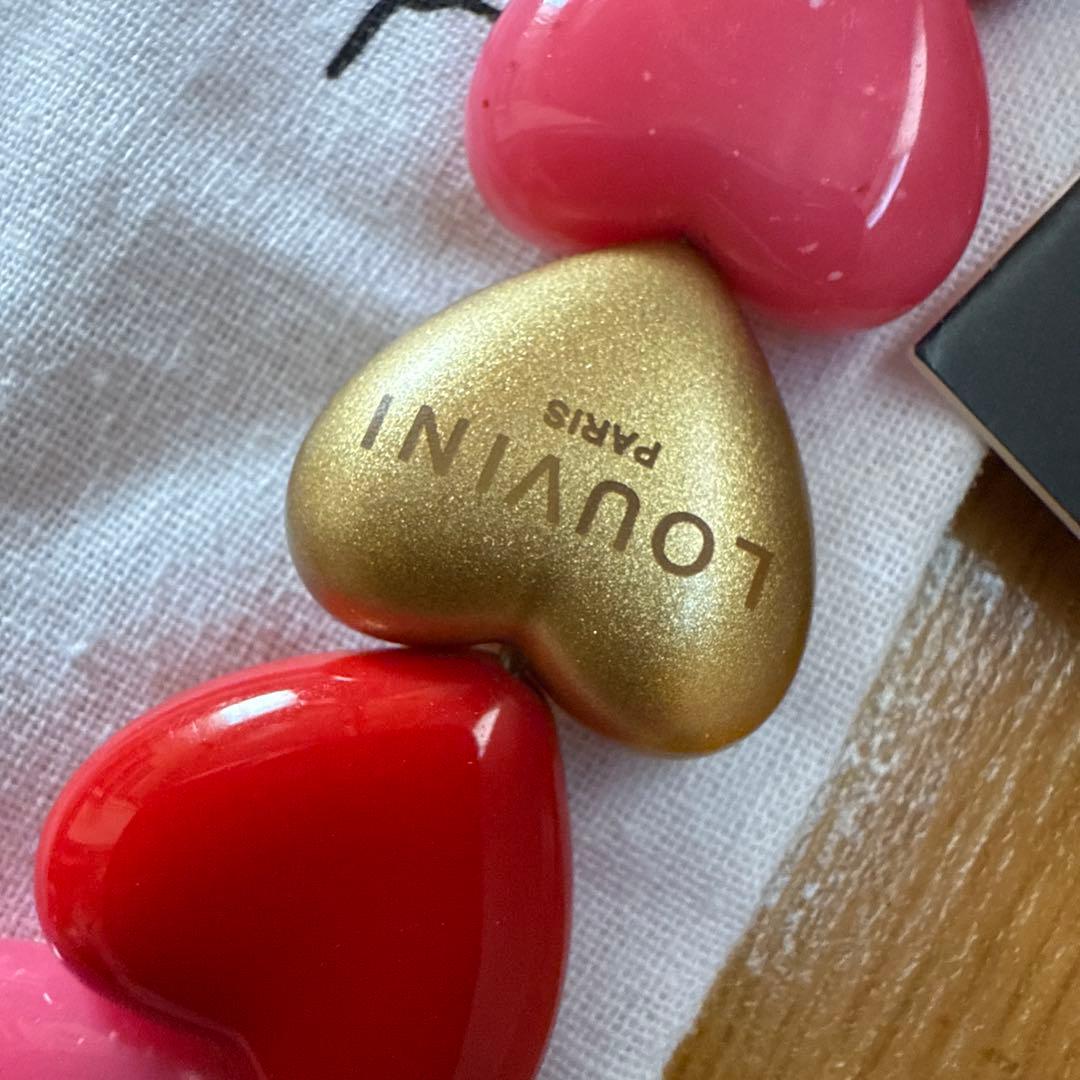 【LOUVINI】 ハンドストラップ　PETIT CUORE　PINK-RED