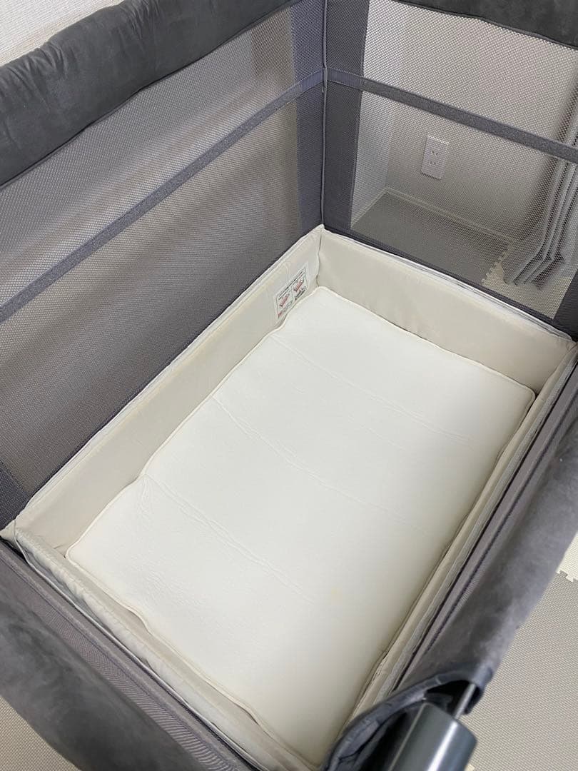 ★匿名配送★アップリカ　ココネルエアープラス　　グレー　ベビーベッド　折りたたみ