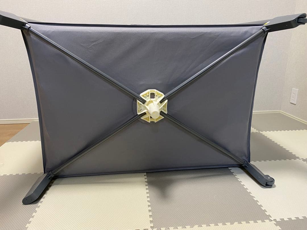 ★匿名配送★アップリカ　ココネルエアープラス　　グレー　ベビーベッド　折りたたみ