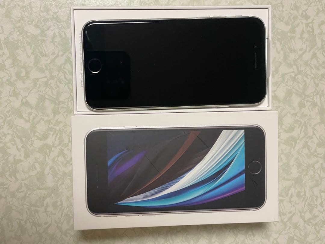 Apple iPhone SE ブラック 64GB バッテリー82%