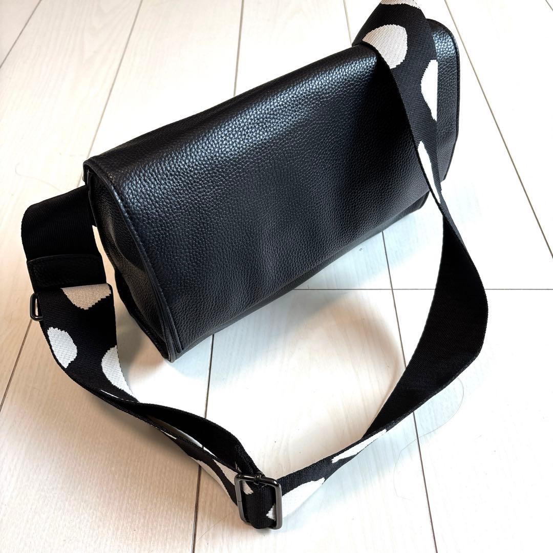 ドット柄ストラップ 黒 ボディバッグ