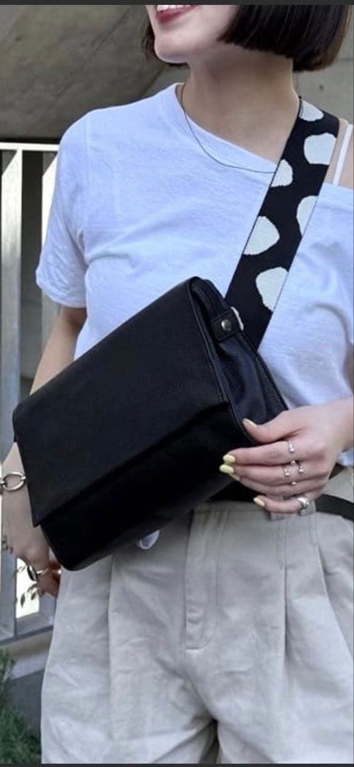 ドット柄ストラップ 黒 ボディバッグ