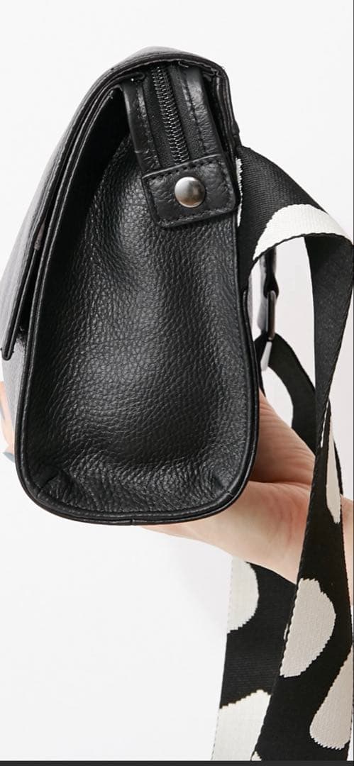 ドット柄ストラップ 黒 ボディバッグ