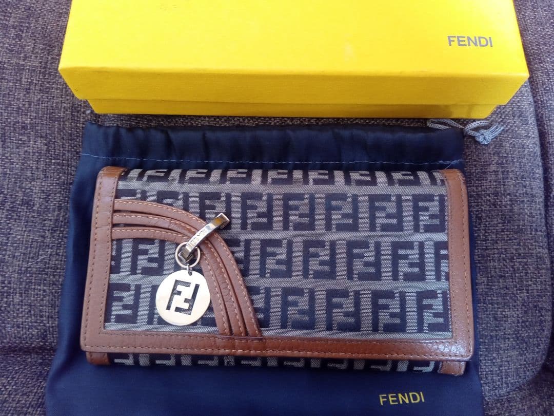 フェンディ　ズッキーノチャーム付き長財布