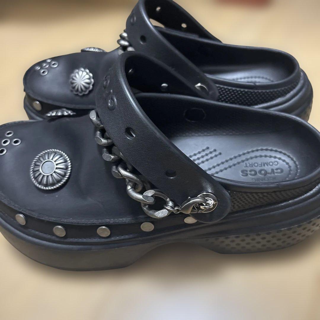 Crocs ストンプ エンベリッシュド クロッグ　ブラック クロッグサンダル