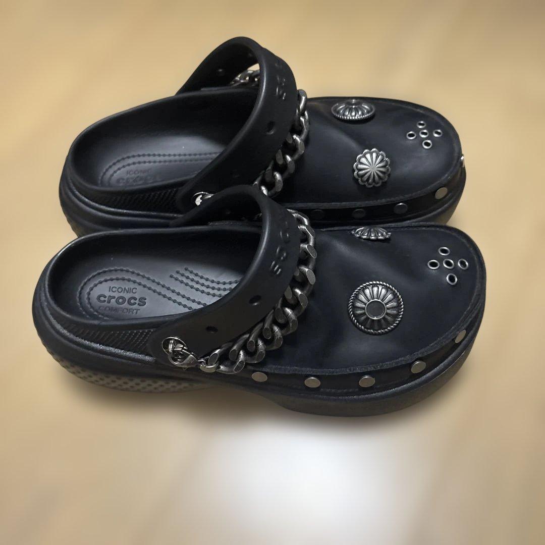 Crocs ストンプ エンベリッシュド クロッグ　ブラック クロッグサンダル