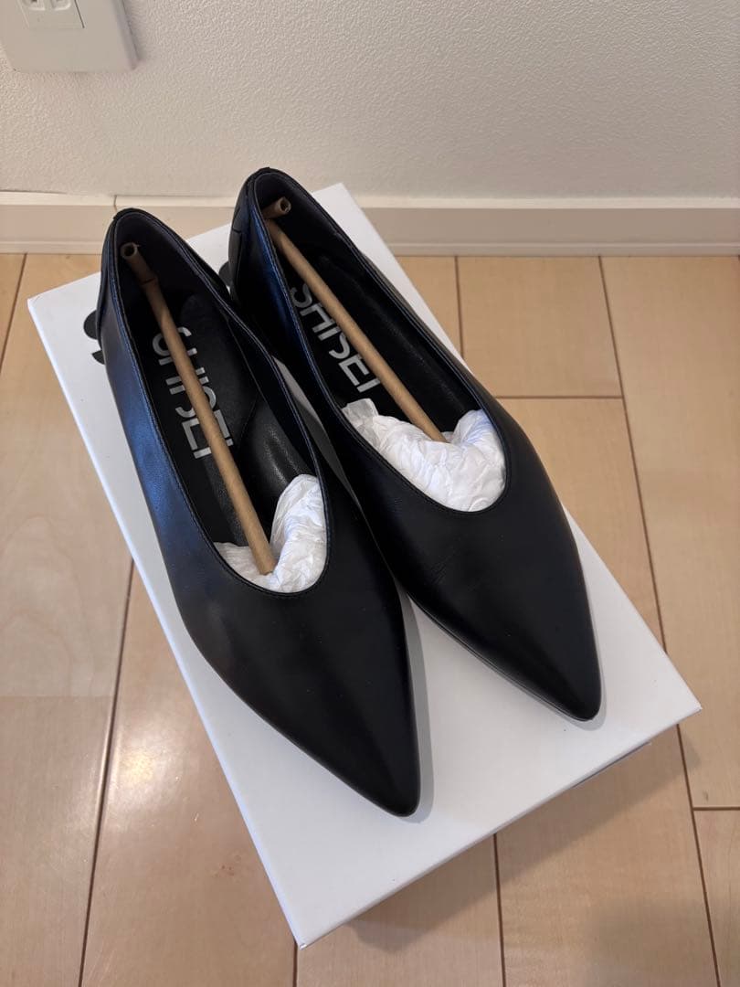 SHISEI ブラック ポインテッドトゥ フラットシューズ