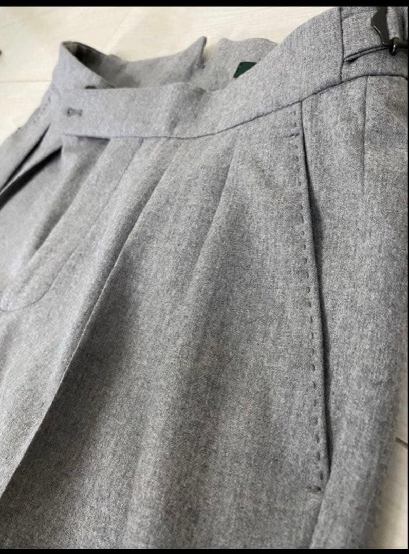 グレー プリーツ スラックス 調整可能ベルト付き