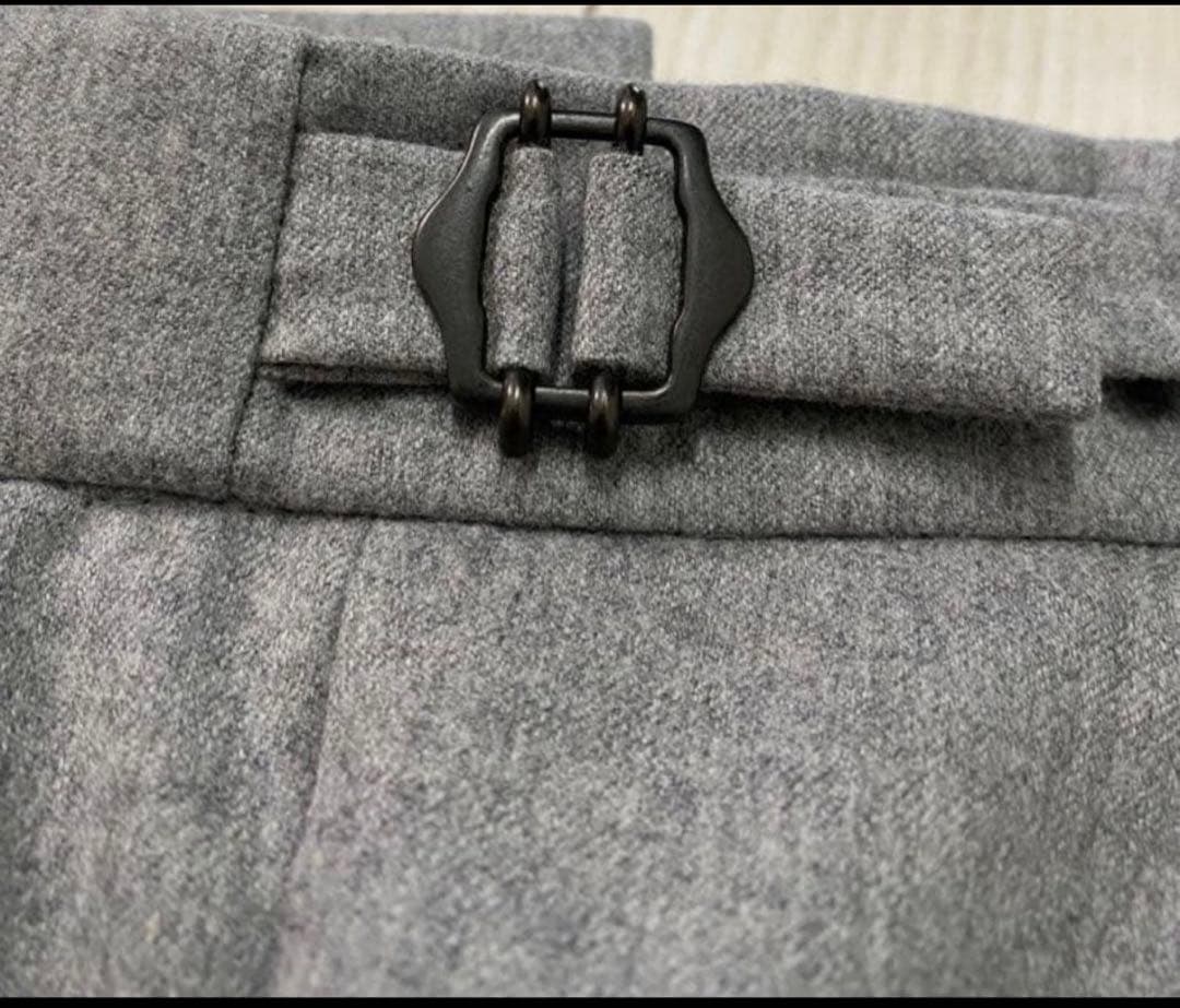 グレー プリーツ スラックス 調整可能ベルト付き