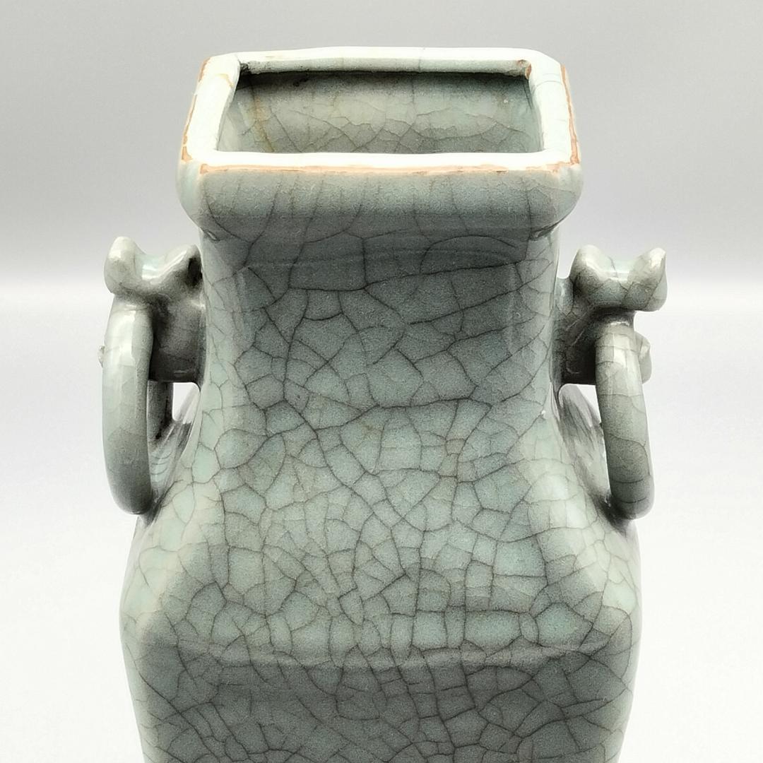 中国古玩 貫入青磁 陽刻花文 二耳 花瓶