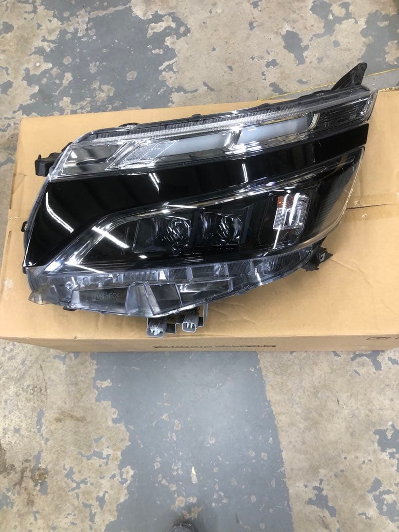 ヴォクシーヘッドライト左LED‼️