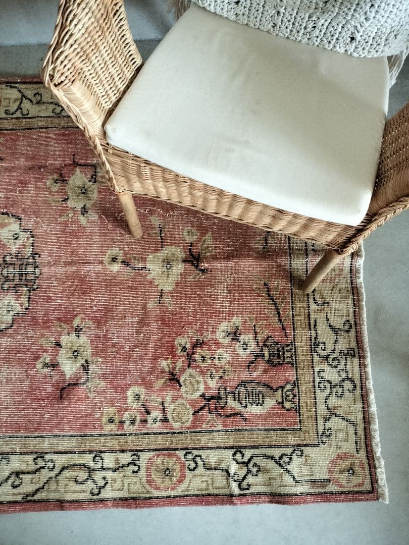 あせた赤のシノワズリラグ　ヴィンテージトルコラグ　No.665