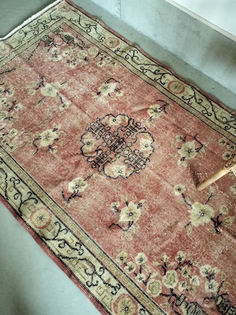 あせた赤のシノワズリラグ　ヴィンテージトルコラグ　No.665