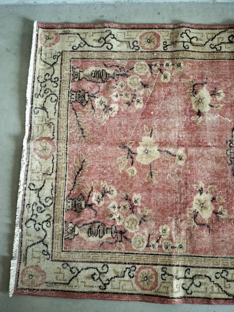 あせた赤のシノワズリラグ　ヴィンテージトルコラグ　No.665