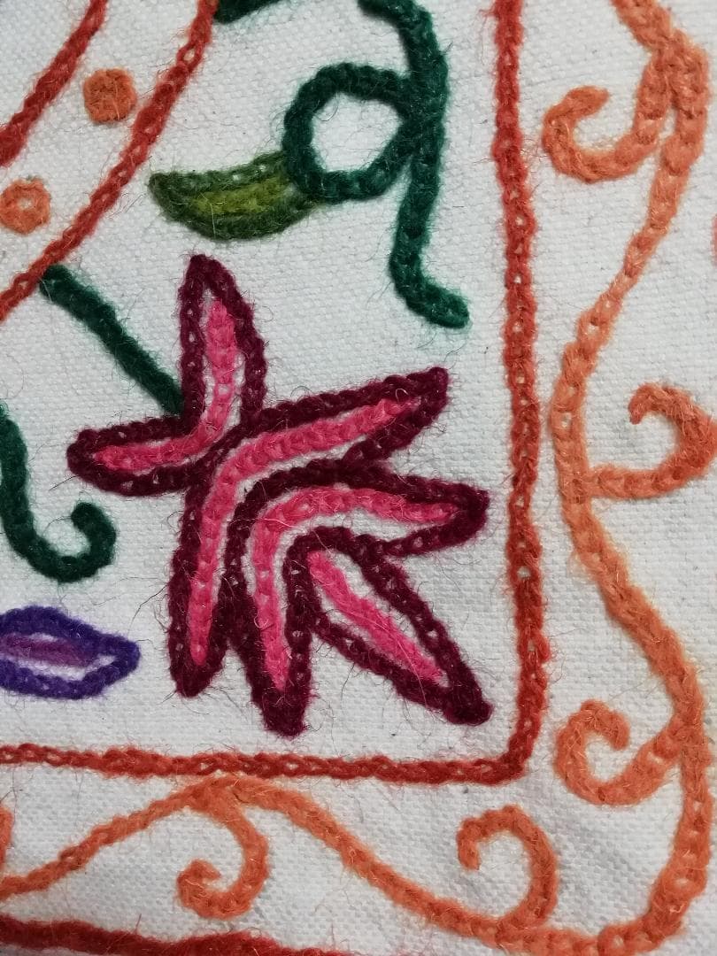 【雑貨屋・仕入れ】花柄クッションカバー（刺繍・ハンドメイド）