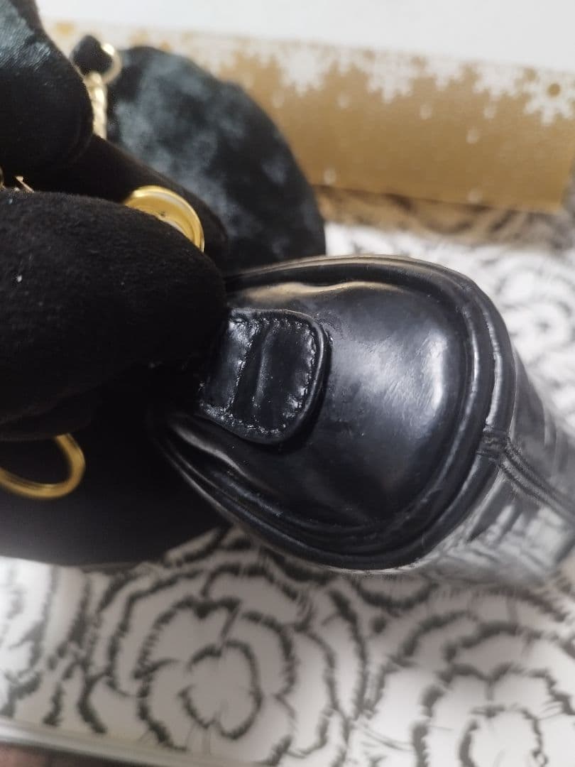 CHANEL 黒 レザー パテント　斜め掛け