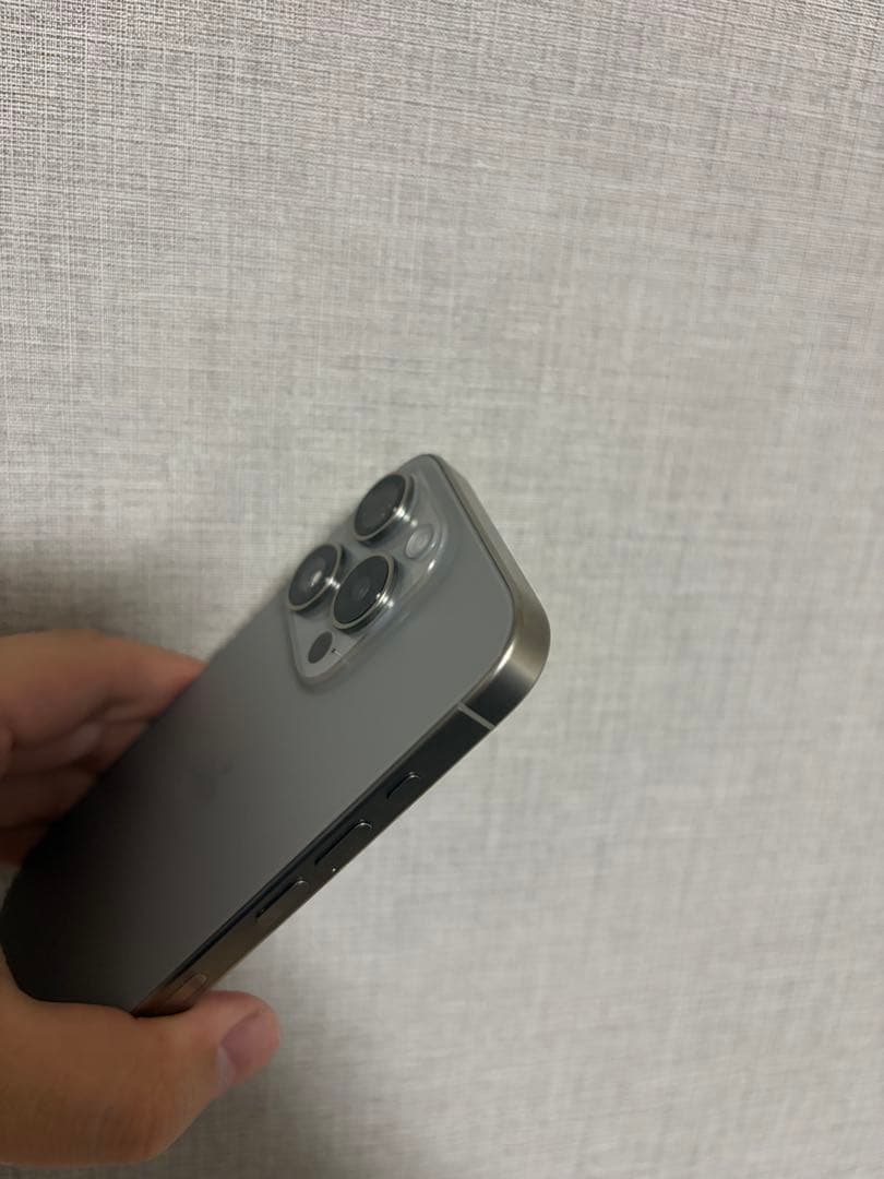 Apple iPhone 15 Pro チタン色 128GB 美品　初期化済み