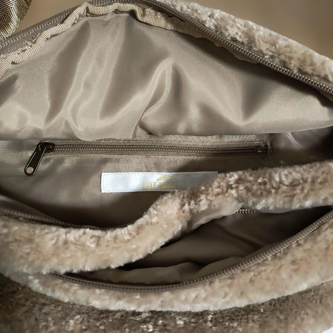 ピンクハウスクマさんブローチ付きボディバッグ ベージュ（新品、未使用）