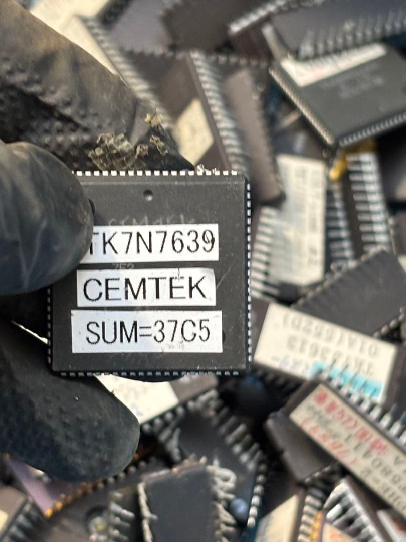 ジャンク品。まとめてICチップ(約2キロ)