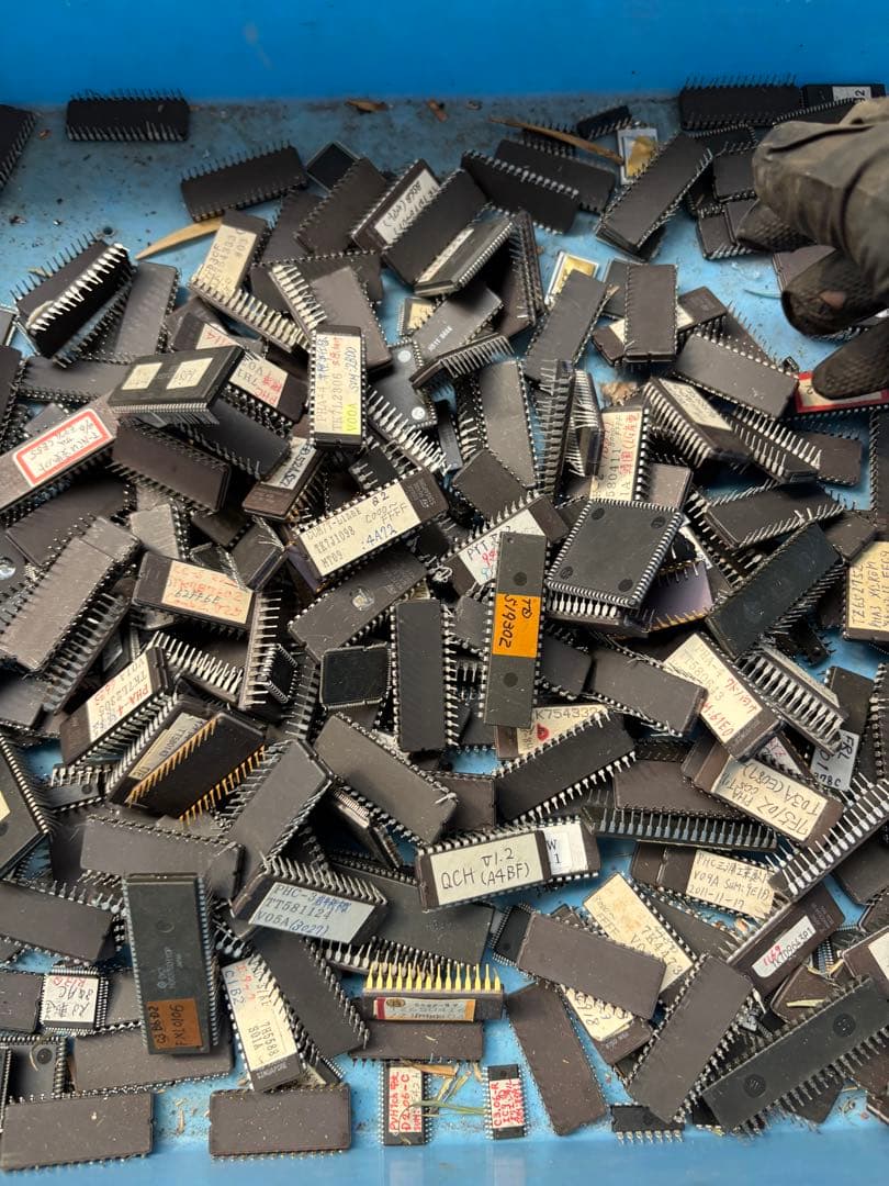 ジャンク品。まとめてICチップ(約2キロ)