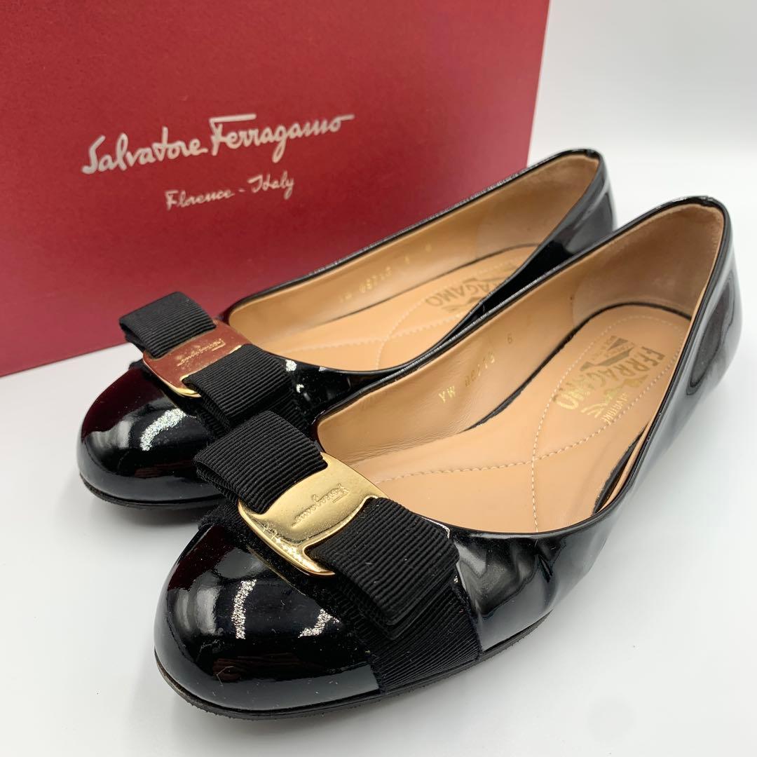 サルヴァトーレフェラガモ エナメルパンプス ヴァラリボン ブラック