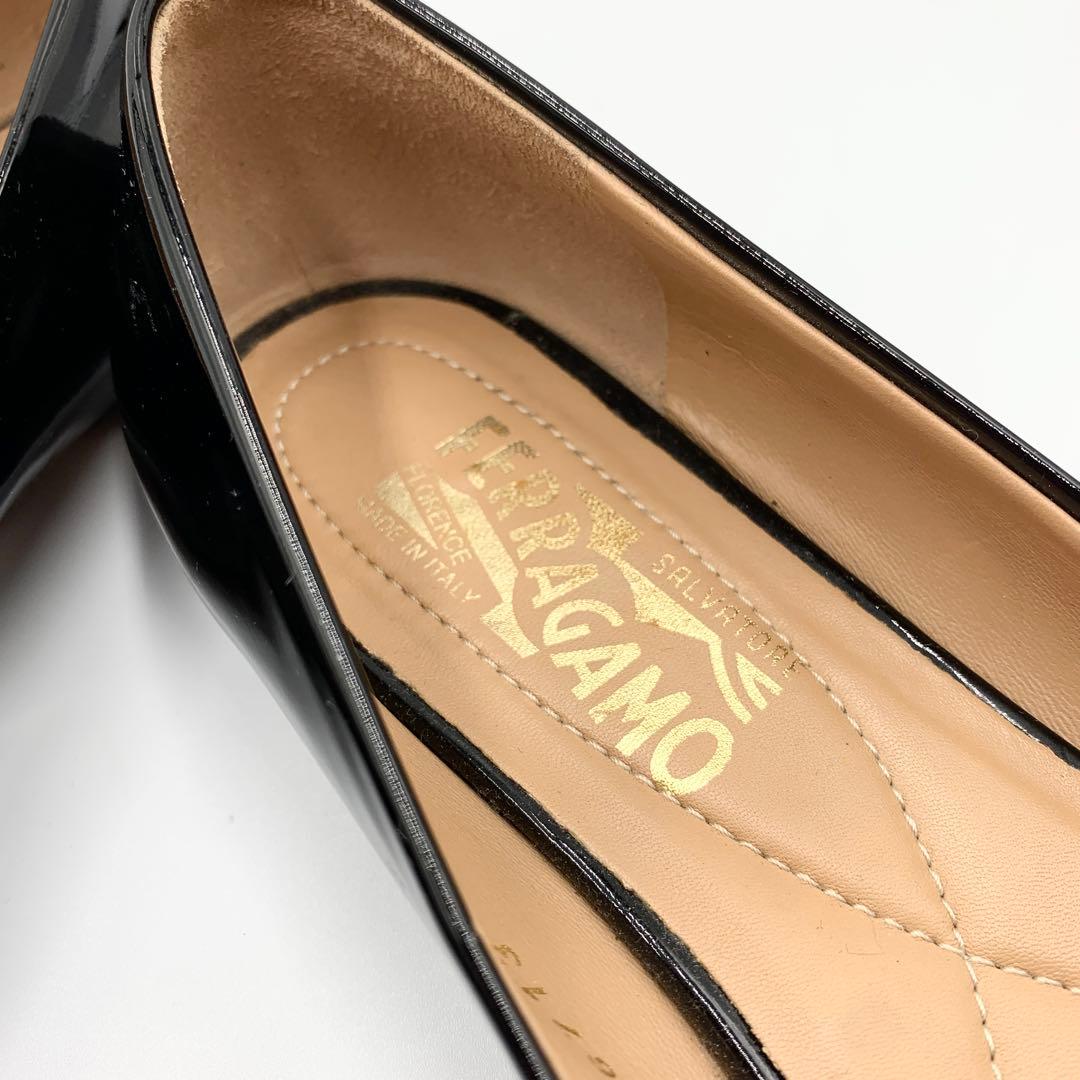 サルヴァトーレフェラガモ エナメルパンプス ヴァラリボン ブラック