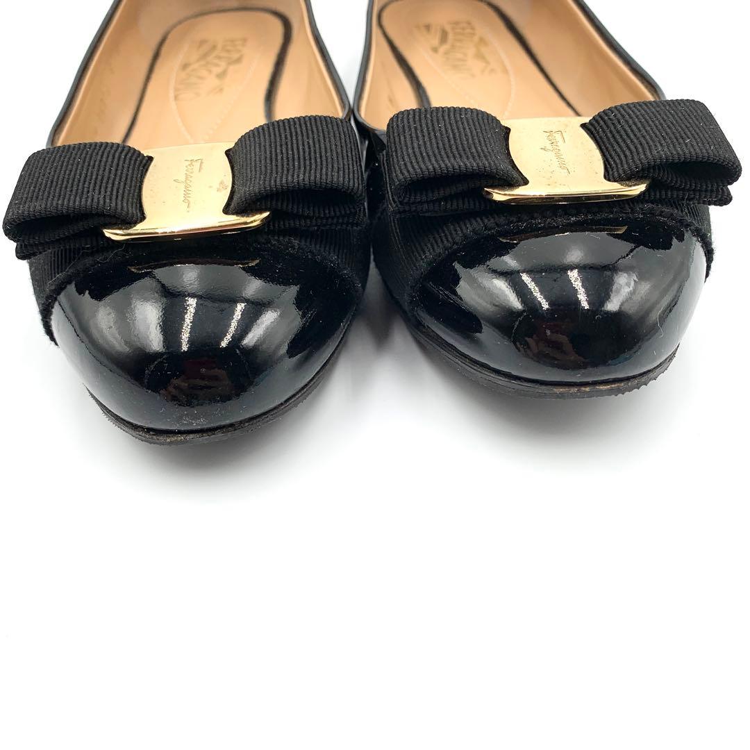 サルヴァトーレフェラガモ エナメルパンプス ヴァラリボン ブラック