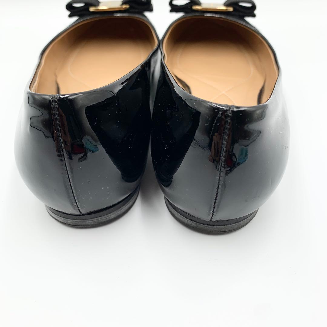 サルヴァトーレフェラガモ エナメルパンプス ヴァラリボン ブラック