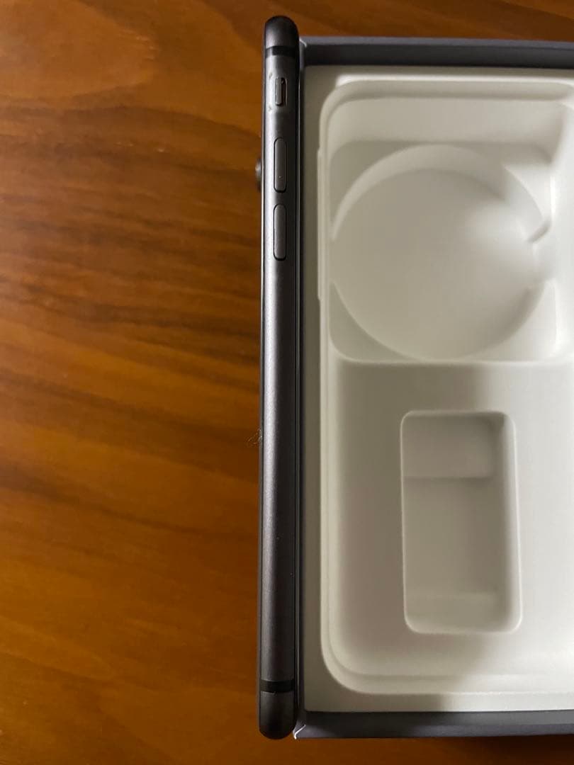 Apple iPhone 8 スペースグレー本体　64 美品