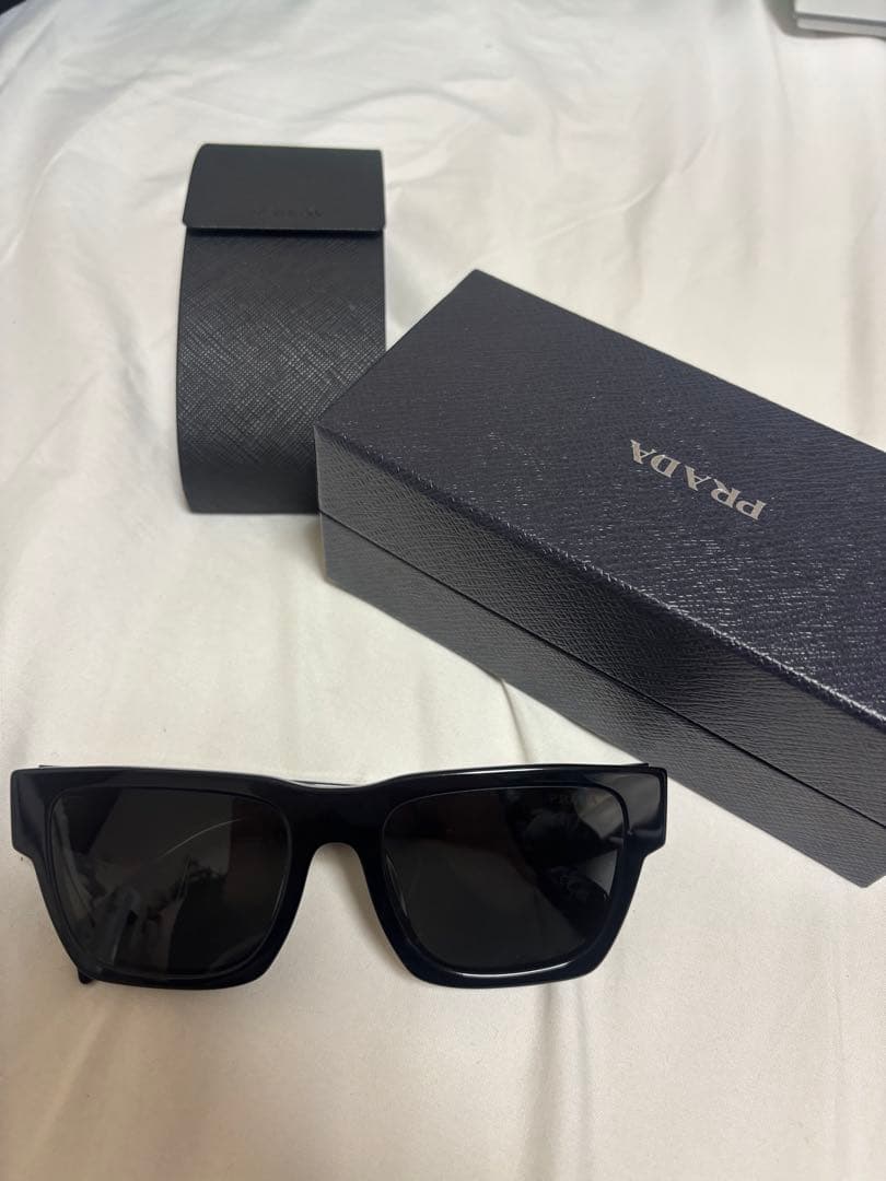 ウ*読様 PRADA ブラック サングラス ケース付き